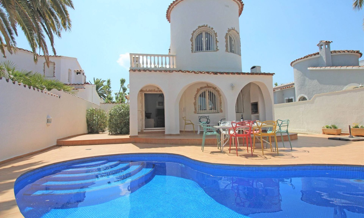 Empuriabrava Villa | 0108-LLOBREGAT House at the canal with pool and mooring
