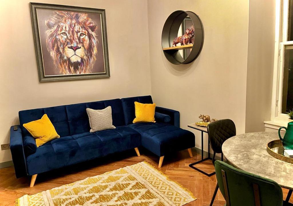 Kelvinbridge Apartment | 1 bed Apt in West End