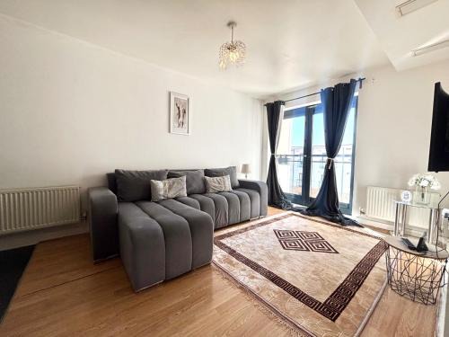Grays Apartment | 1 Bed Flat - Sleeps 4 - Pets - Parking - Wifi