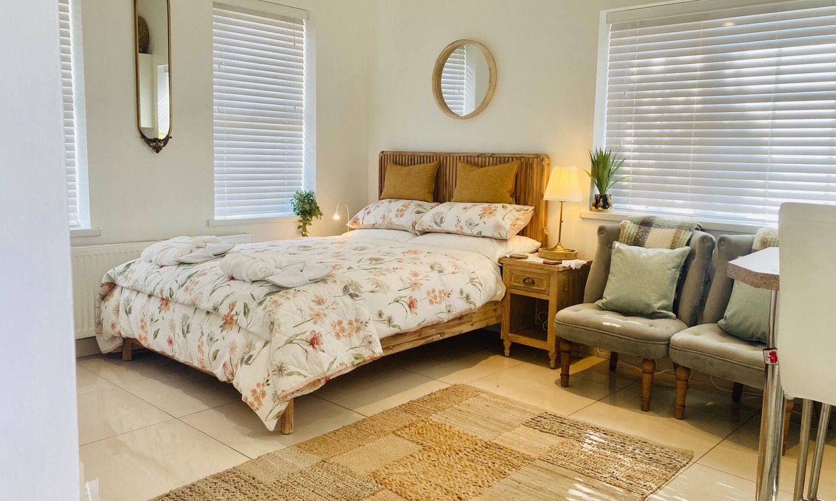 Eglinton Apartment | 1 Bed Flat - Sleeps 2 - Parking - Garden