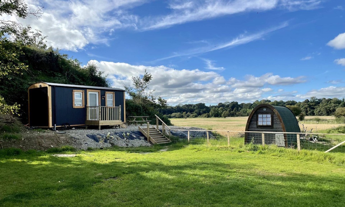 Omagh Cabin | 1 Bed Shepherds Hut-sleeps 2-pets-parking-mtn View