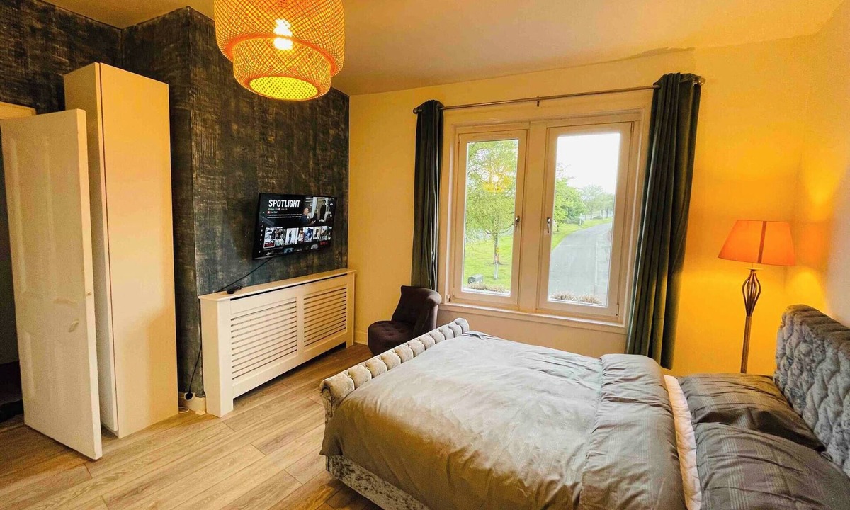 Kelty Apartment | 1 Bedroom Pet Friendly Apt Wd Free Wifi, Parking, Netflix & Pool Table. Sleeps 3