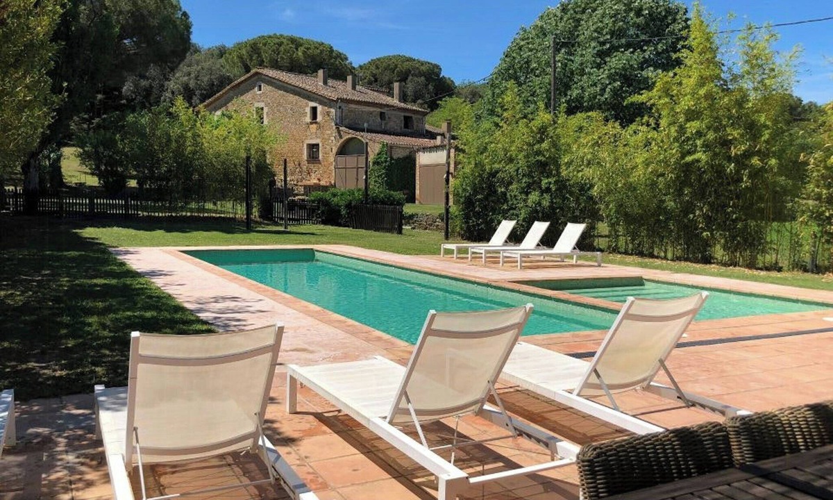 Celra House | 16th-century stone house with pool close to Girona