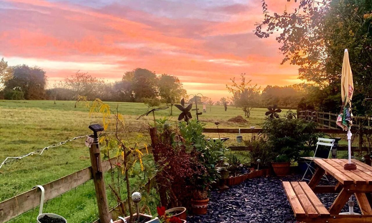 Snitterfield Cottage | 18th Century Cosy Cottage With Stunning Garden Views