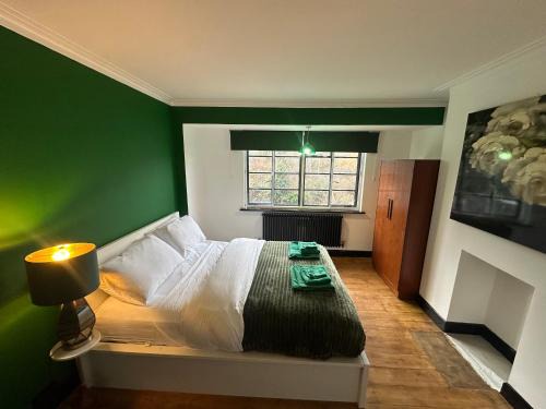 Southgate Apartment | 1970s Mid-Century Home with Iconic Bedrooms