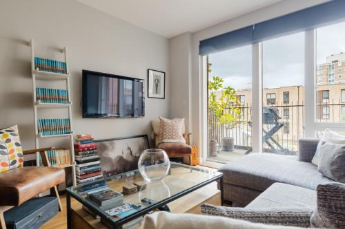 Lansbury Apartment | 1BDR Canal Side Retreat in East London