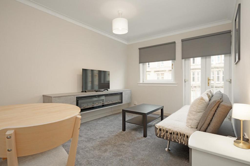 Shawlands Apartment | 1BR Shawlands Walk To Queens Park with Parking