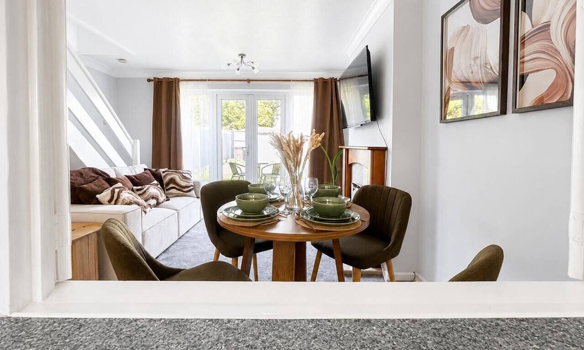 Kempston House | 2 Bed | 1 Bath | Free Parking|Contractors|Families