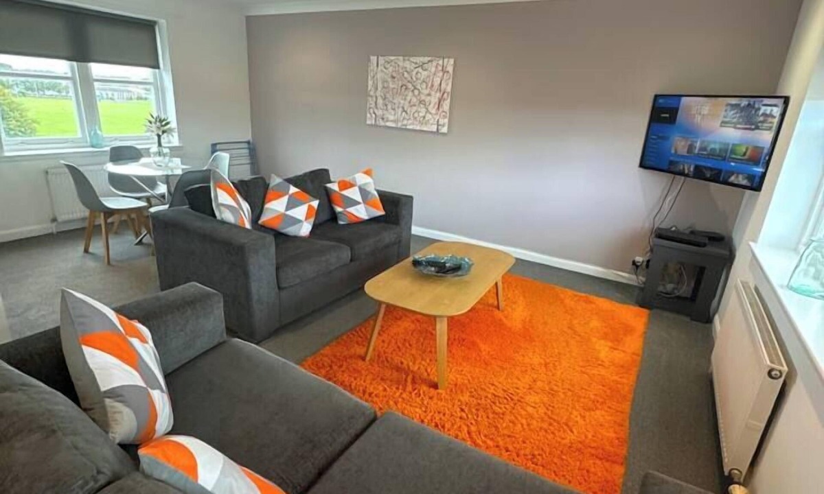 Renfrew Apartment | 2 Bed Apartment Sleeps 4 -Near Airport -WiFi & Tv