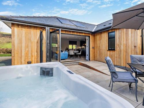 Tirabad Cabin | 2 Bed in Knighton oc-94203