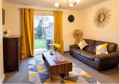 Kirk Sandall House | 2 Bed Semi - Sleeps 4 - Fully Fenced Garden & Parking - Quiet Cul De Sac Location - Dog Friendly - Fast Wifi - Close to Motorway Access