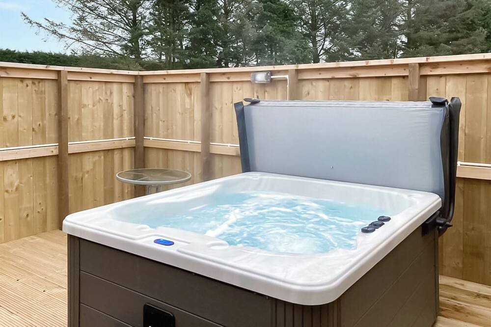Newton Stewart Ski Chalet | 2 bedroom accommodation in Glenluce, Newton Stewart