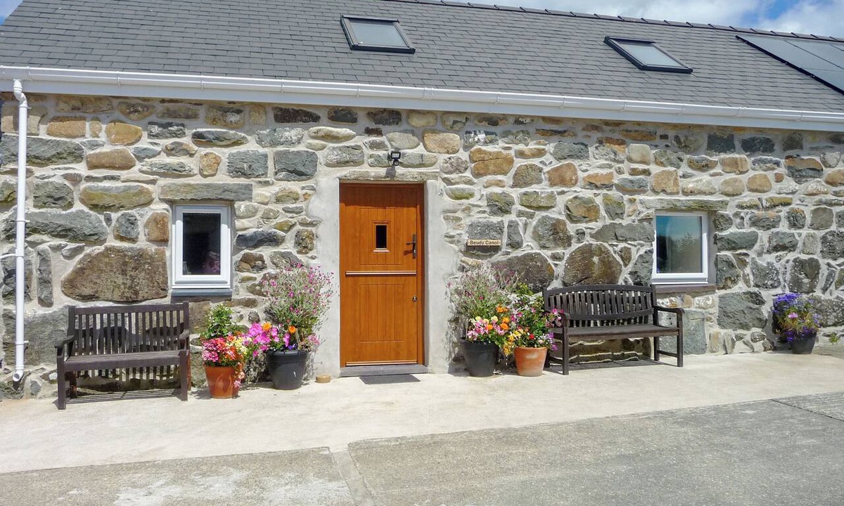 Rhyd-y-clafdy Cottage | 2 bedroom accommodation in Llangybi, near Pwllheli
