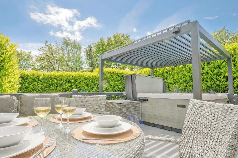 Arnold Ski Chalet | 2 bedroom accommodation in Skirlaugh, Nr Hull