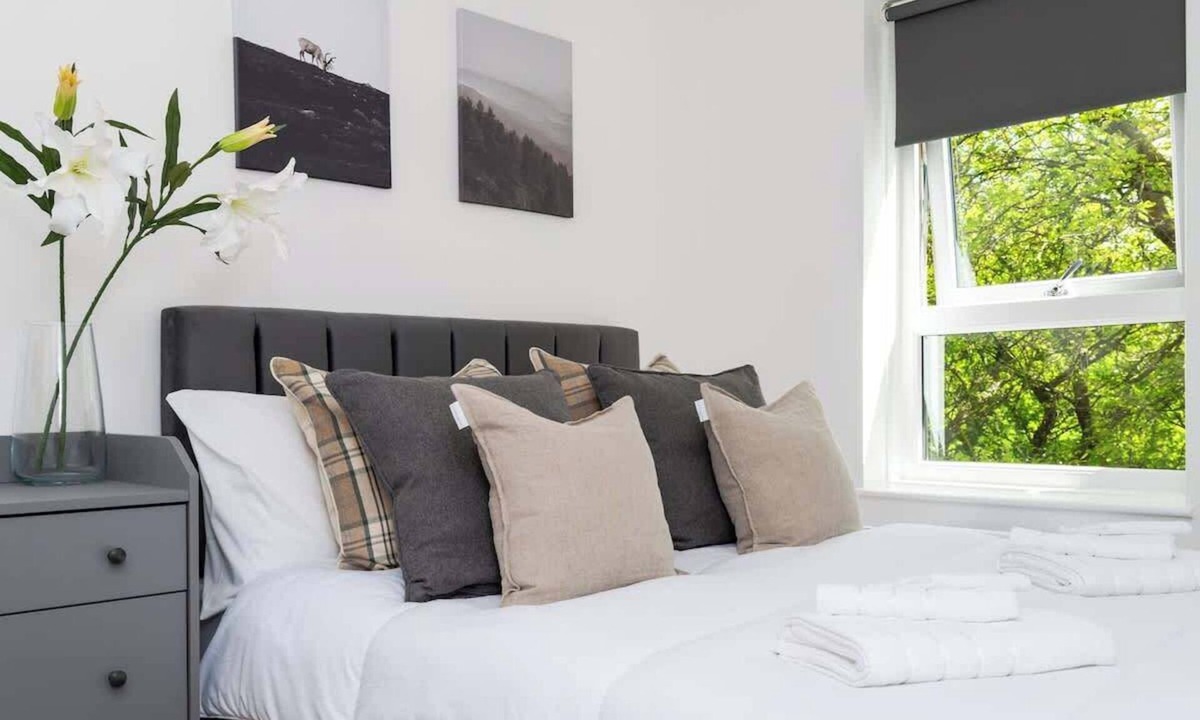 Liberton Apartment | 2 Bedroom Apartment-Free Parking-by Holiday Homes