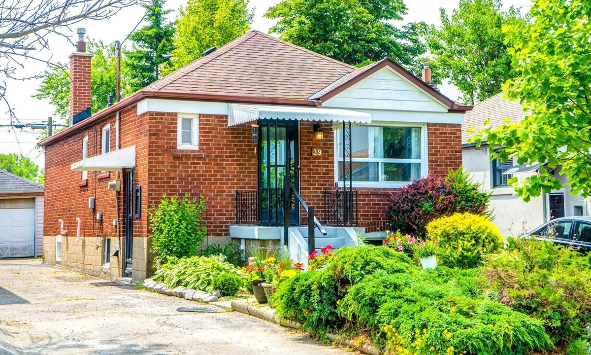 Topham Park Apartment | 2 bedroom Basement Apt in East-York