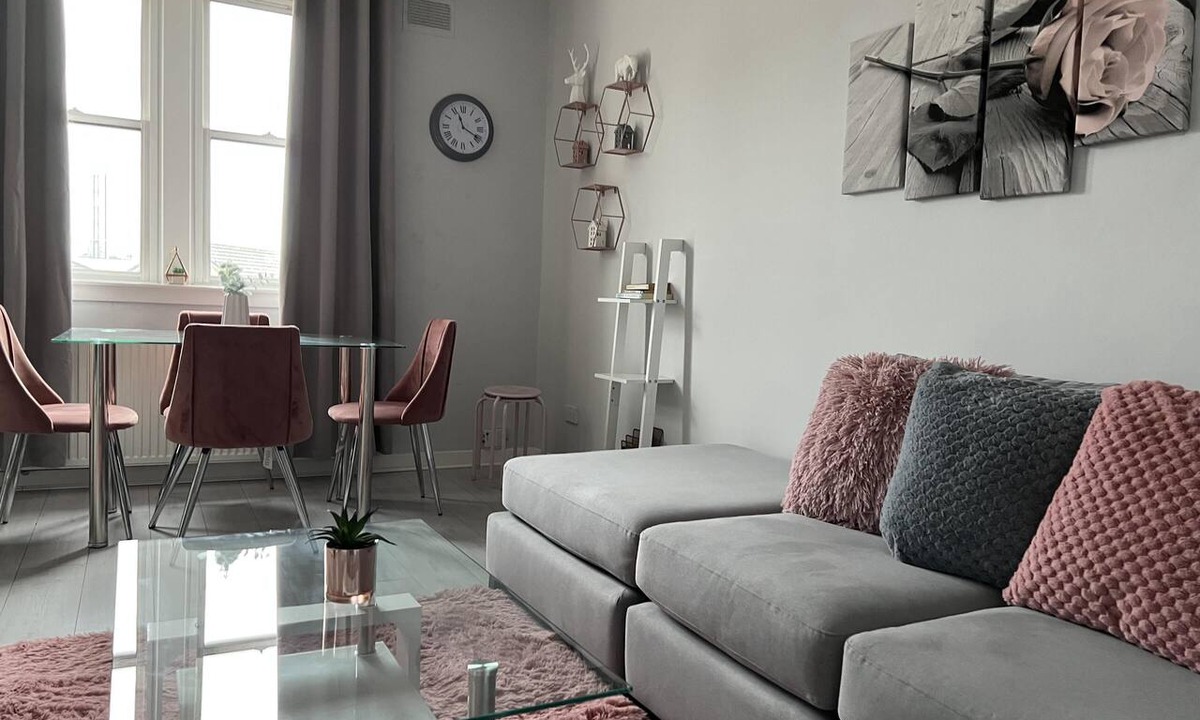 Kirkcaldy Apartment | 2 Bedroom Flat - Sleeps 4 - Parking - Wifi