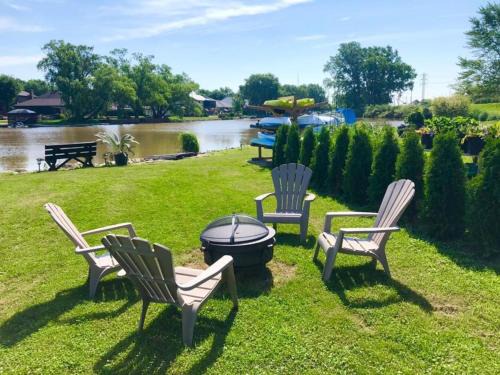 Belle River Bed & Breakfast | 2 bedroom GetawayLake St Claire, Canadakayak