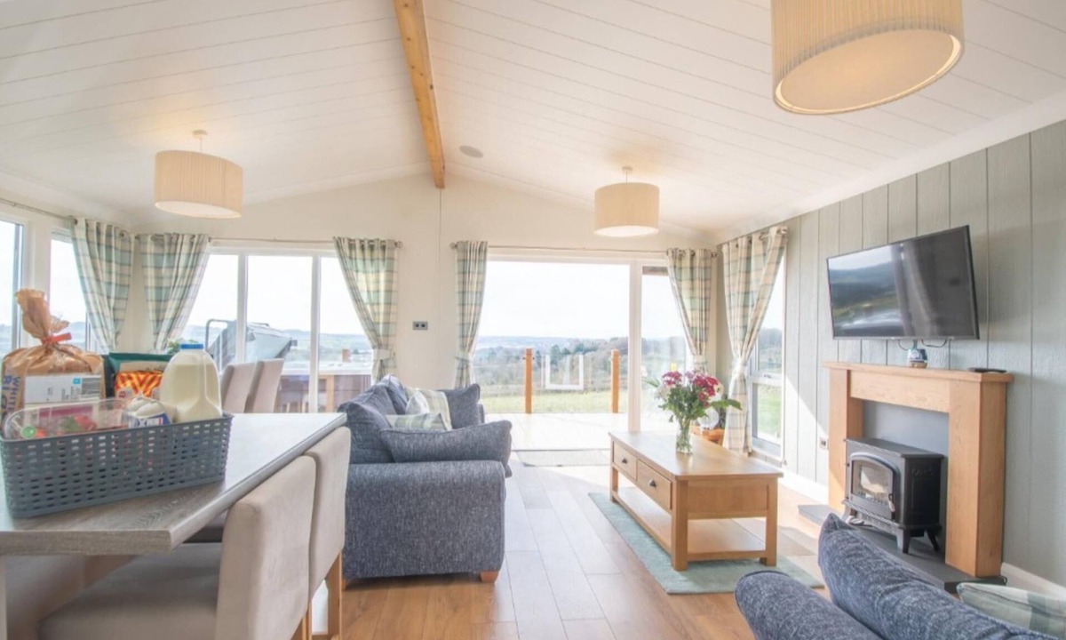 Lochwinnoch Cabin | 2 Bedroom Sleeps 4 Lodge-smart Tv-hot Tub-dogs Ok