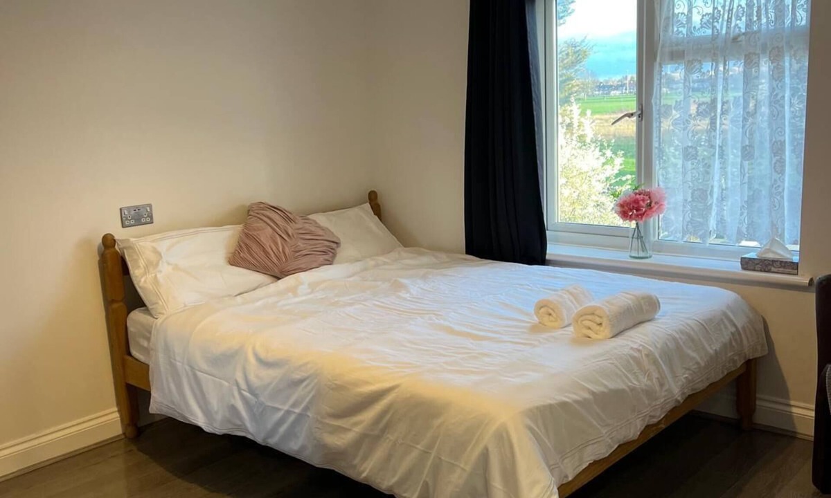 Parsloes House | 2 Bedroom Suite, with separate bathroom and beverage room