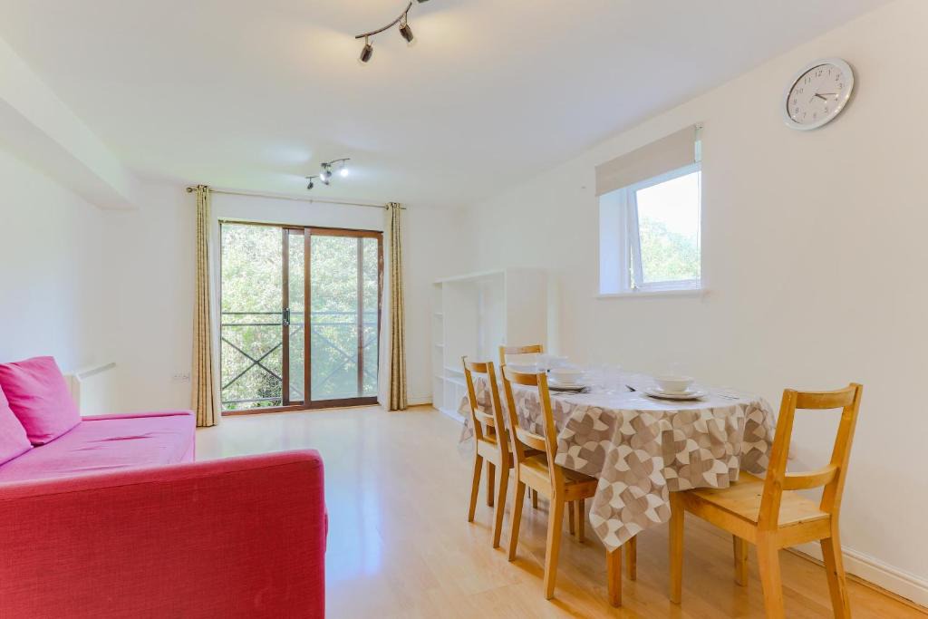 West Thurrock Apartment | 2 bedroom with ensuite shower room host 6 people 6
