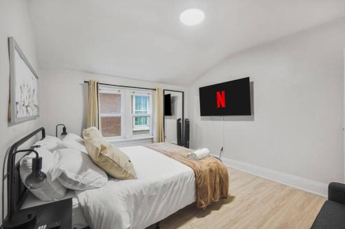 Lakeview Apartment | 2 BR 1 Bath Apt with Parking and Close to all Amenities