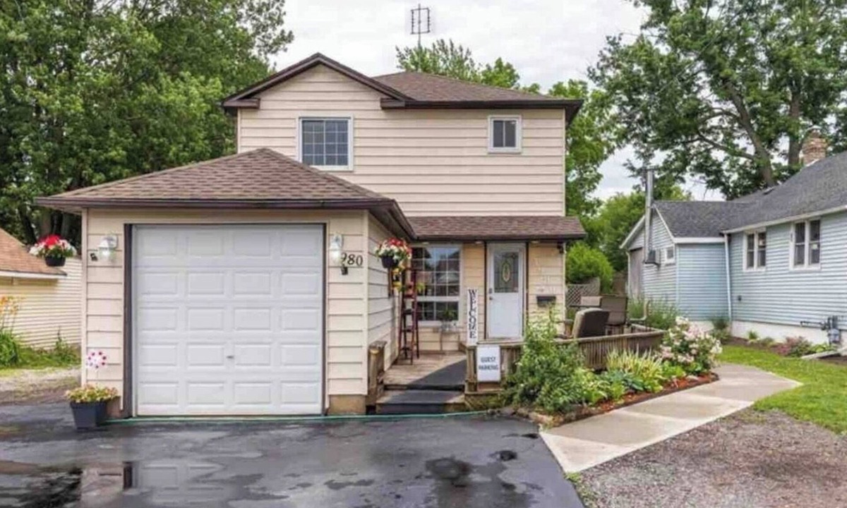 Chippawa House | 2 minutes to the falls ultimate Niagara Getaway - Hot Tub, Game Room, & tiki bar