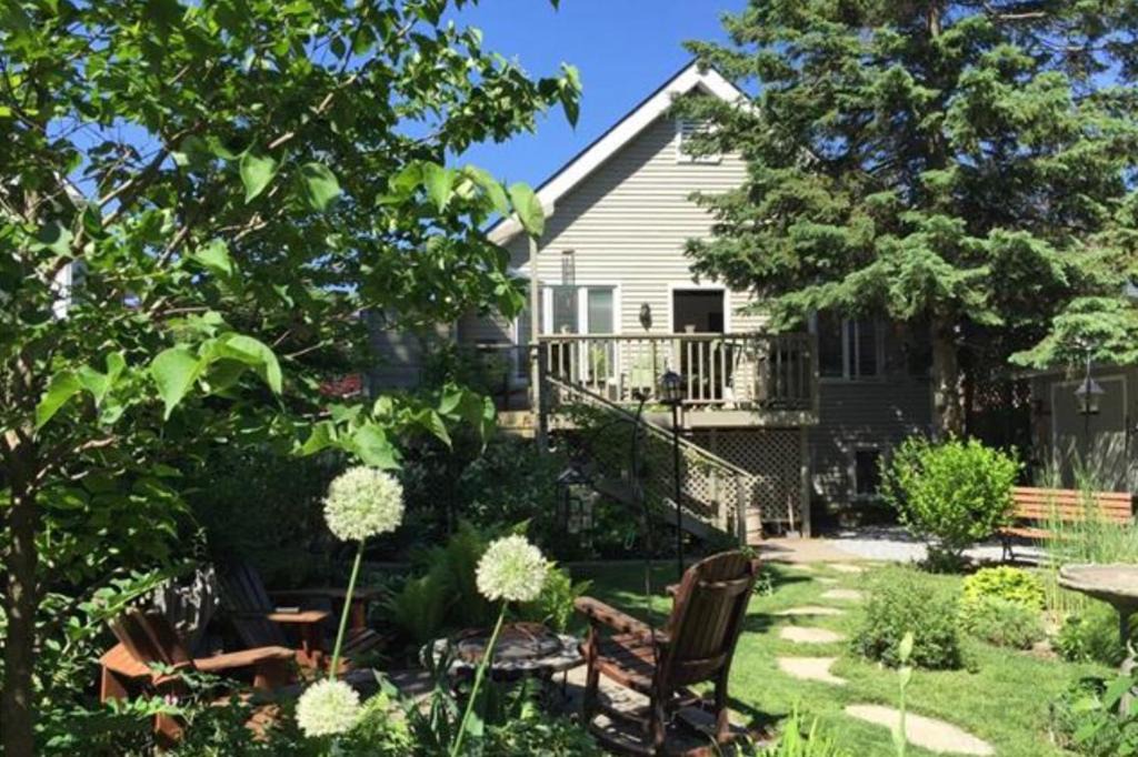 Historic Old Town Bed & Breakfast | 2 Moon Cottage