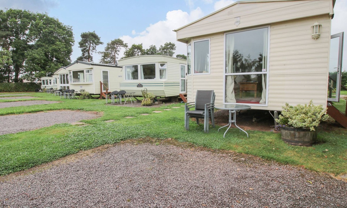 Much Wenlock Cottage | 2 OLD ORCHARD, pet friendly, with a garden in Much Wenlock