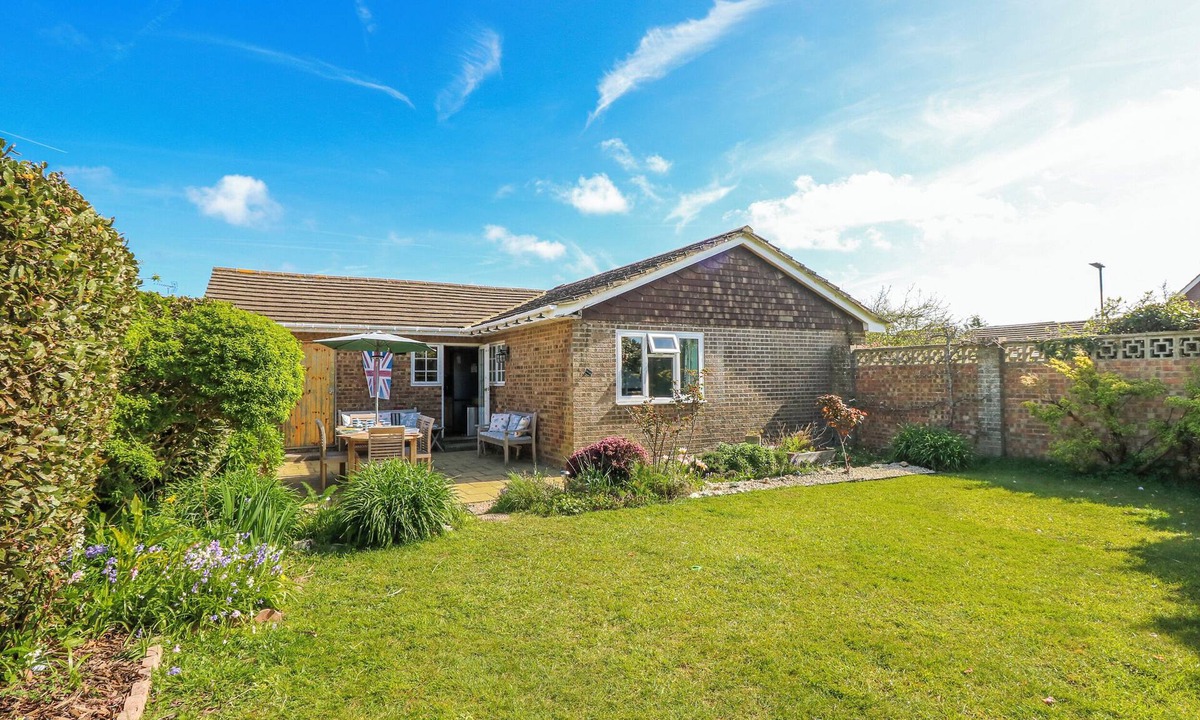 Bembridge Cottage | 2 TRELAWNY WAY, pet friendly, country holiday cottage in Bembridge