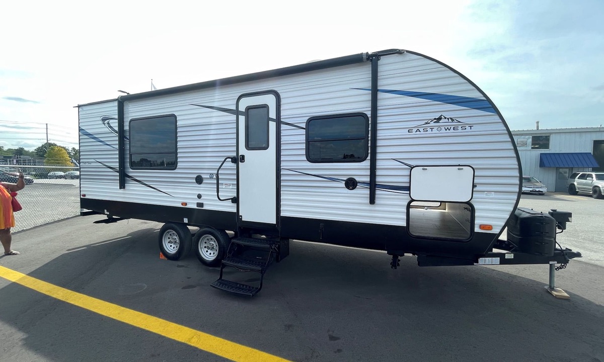 Norval House | 2019 East to West Della Terra 25 Foot Travel Trailer on a rural property