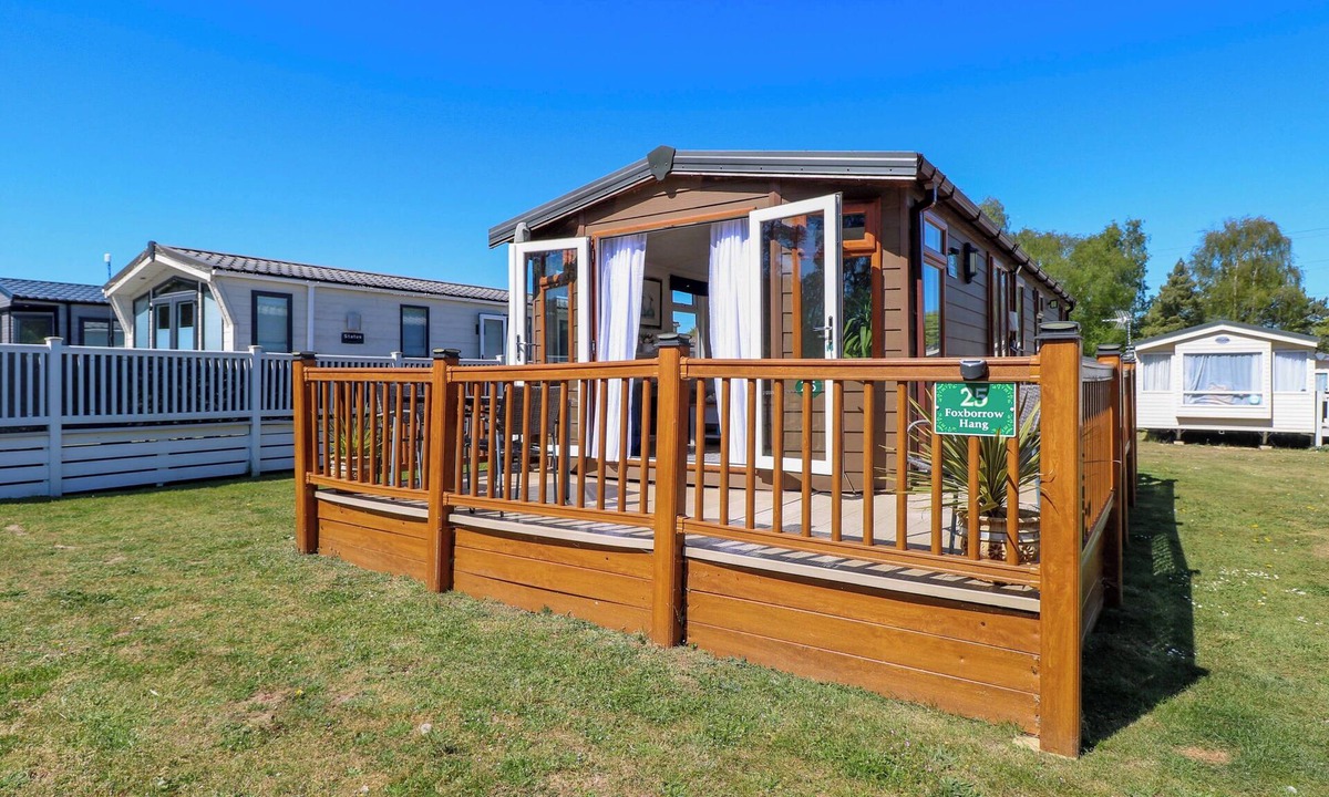 Hopton Cottage | 25 FOXBURROW HANG, pet friendly, with pool in Belton, Norfolk