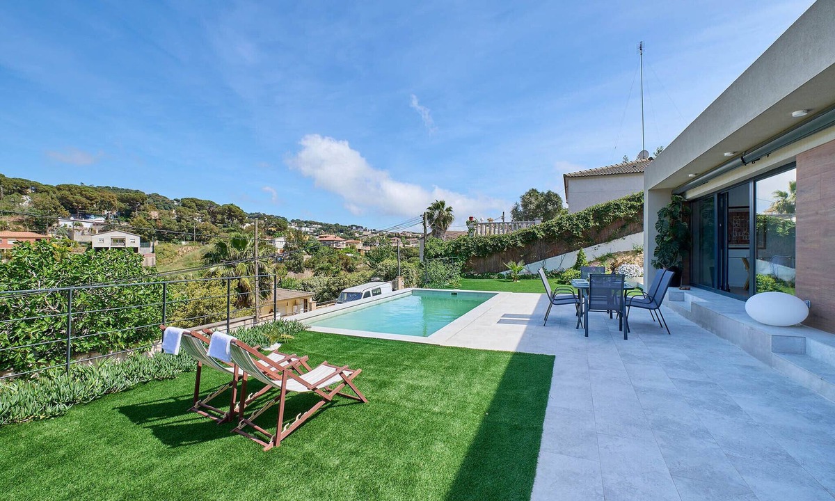 Vidreres Villa | 2AGN02 - Modern house with private pool located in a residential area.