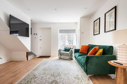 Snaresbrook House | 2BD Mews House in East London, walking distance to High Street and Tube