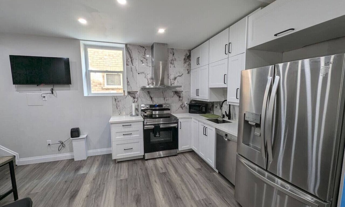 Kitchener Apartment | 2BR 1 king 1 Queen with parking 3 GBPS internet