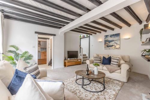 Datchet House | 2BR Cottage and Parking, 10 Mins to Windsor - By Tempstay