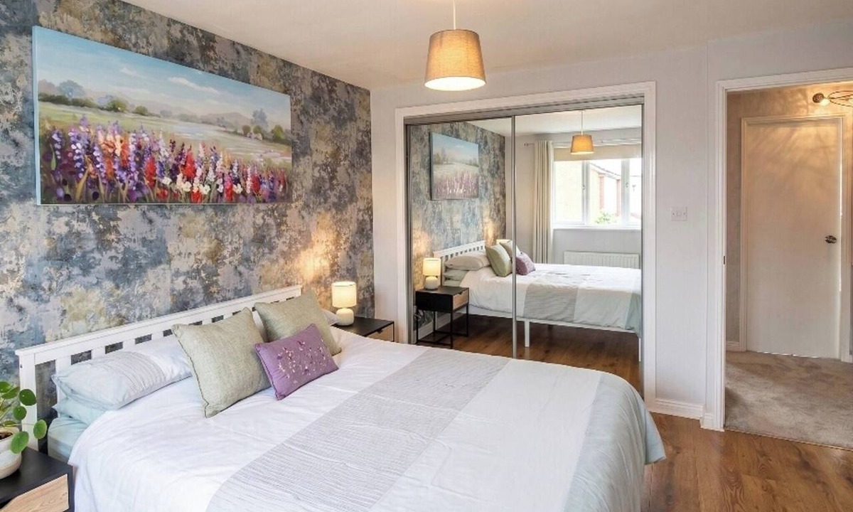Warmsworth House | 3 Bed Detached - 3 Bathrooms - Parking - Quiet