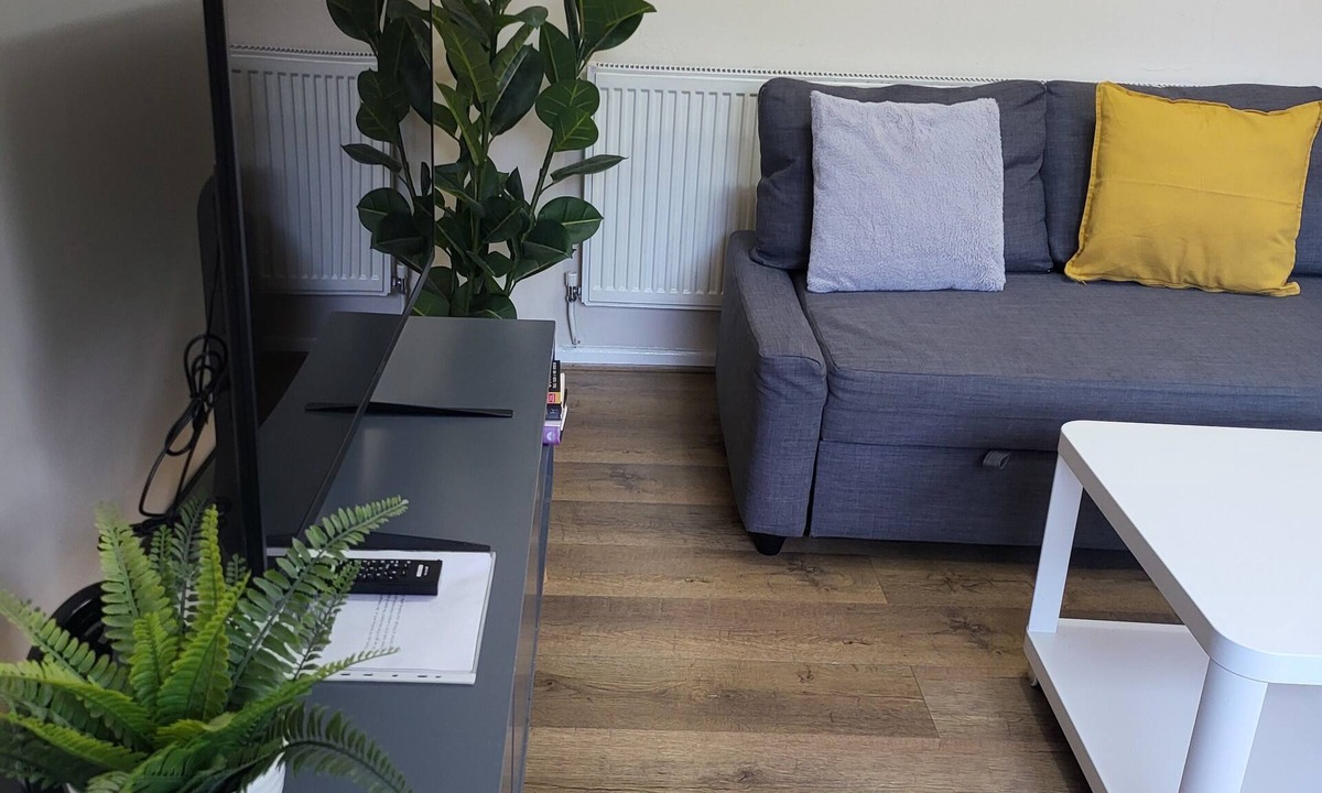 Wolverhampton House | 3-Bed Detached Home. Contractors & Families. Quiet cul-de-sac. Parking.