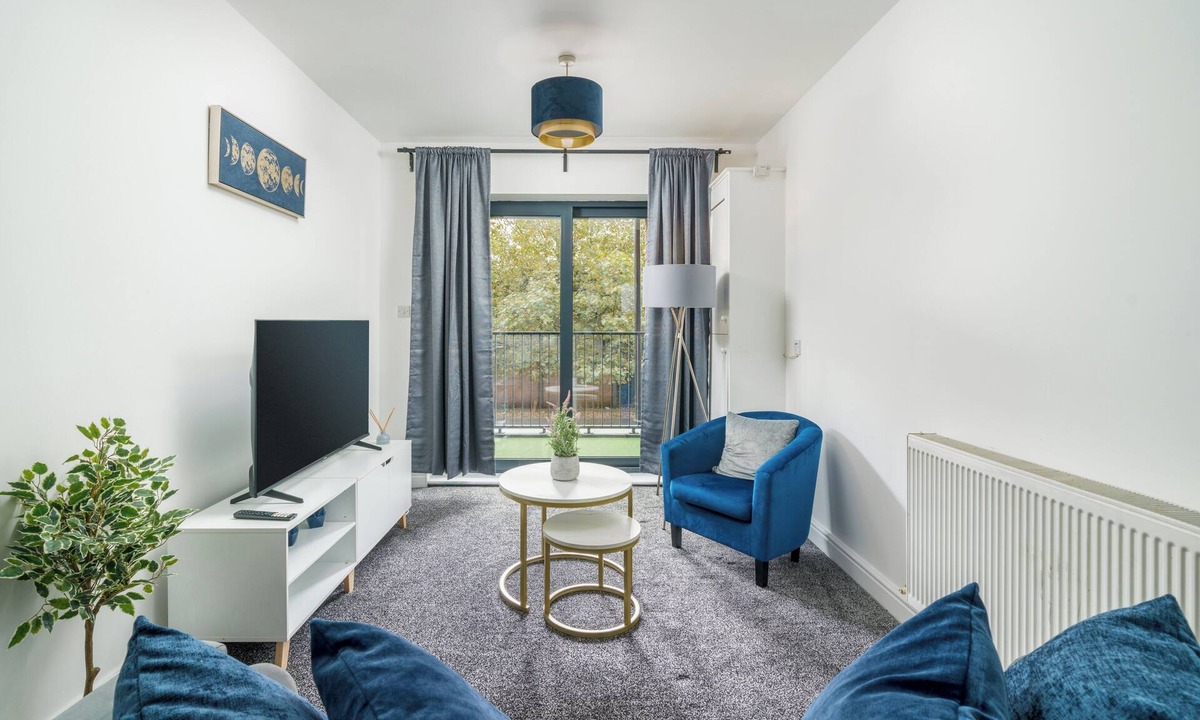 Canning Town Apartment | 3 Bed- Full Balcony - CloseToO2 & Excel