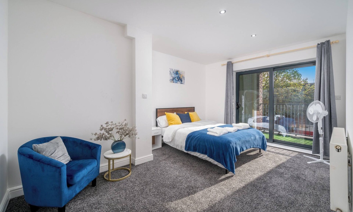 Canning Town Apartment | 3 Bed- Full Balcony - Closetoo2 & Excel
