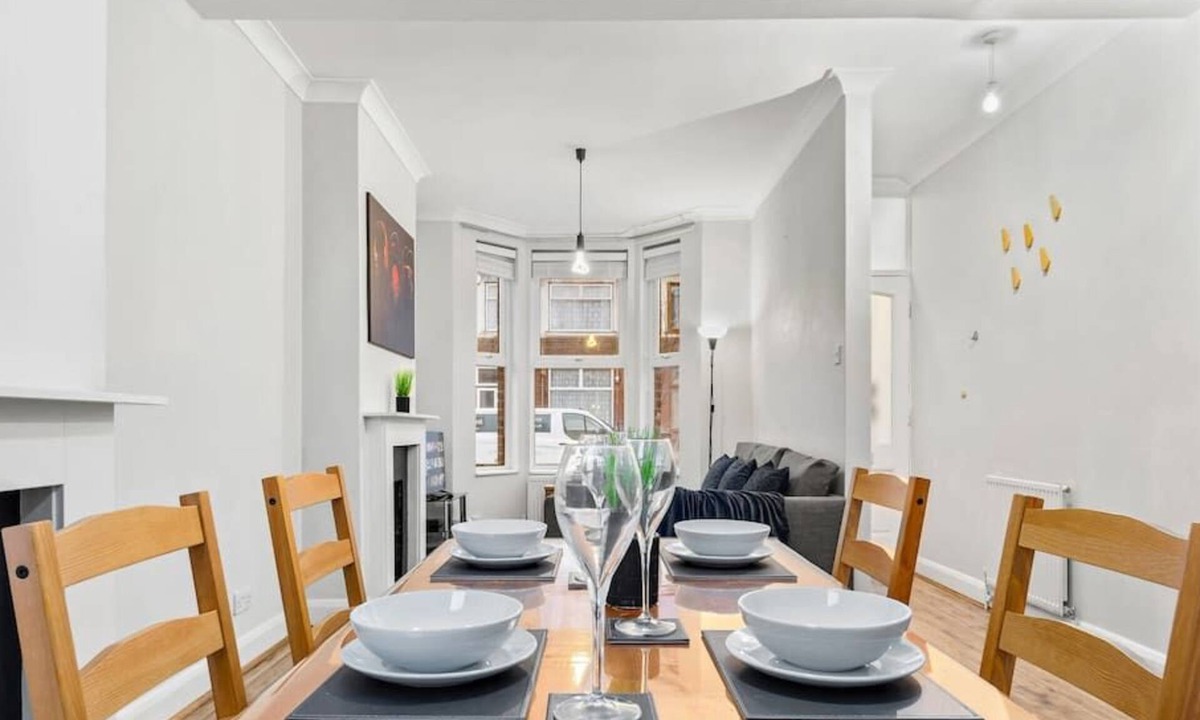 Cann Hall House | 3 Bed House Forest Gate E7 0AA · WiFi | Parking | Sleeps 7