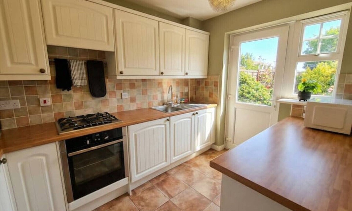 Maidstone House | 3 bed house. Perfect for Contractors & families