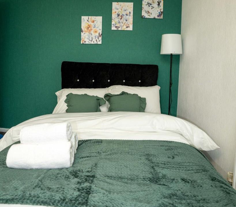 Wolverhampton Apartment | 3 Bed House with Free Parking , 10 Min to i54 , Sleeps 5 , Ideal for Contractors & Families