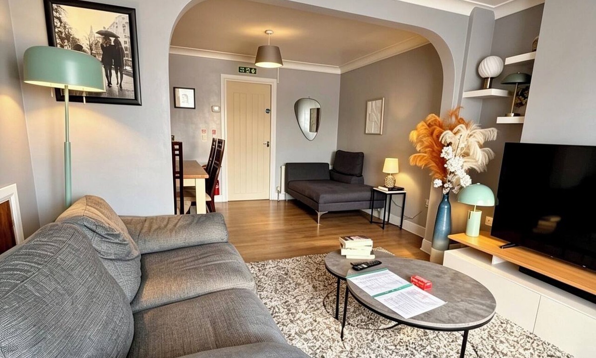 Heaton House | 3 bed house with garden , sleeps 5, 8 mins away from Harold wood station