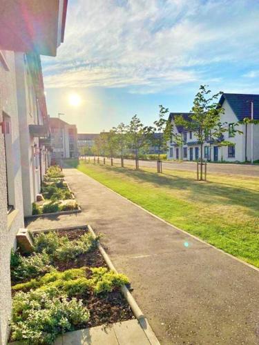 Longcroft House | 3 bed house with parking near airport