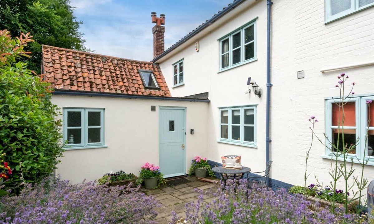Hethel Cottage | 3 Bed in Shotesham All Saints (oc-2094)
