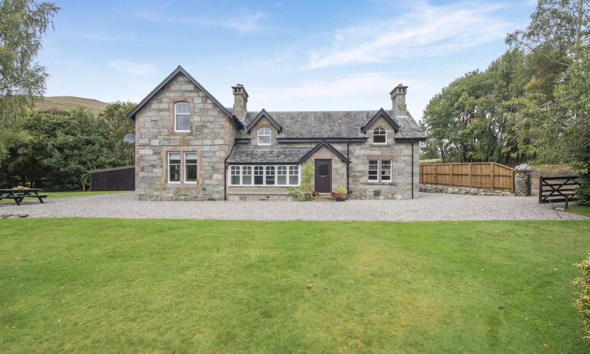 Lochearnhead Cottage | 3 Bed in Lochearnhead (oc-a32918)