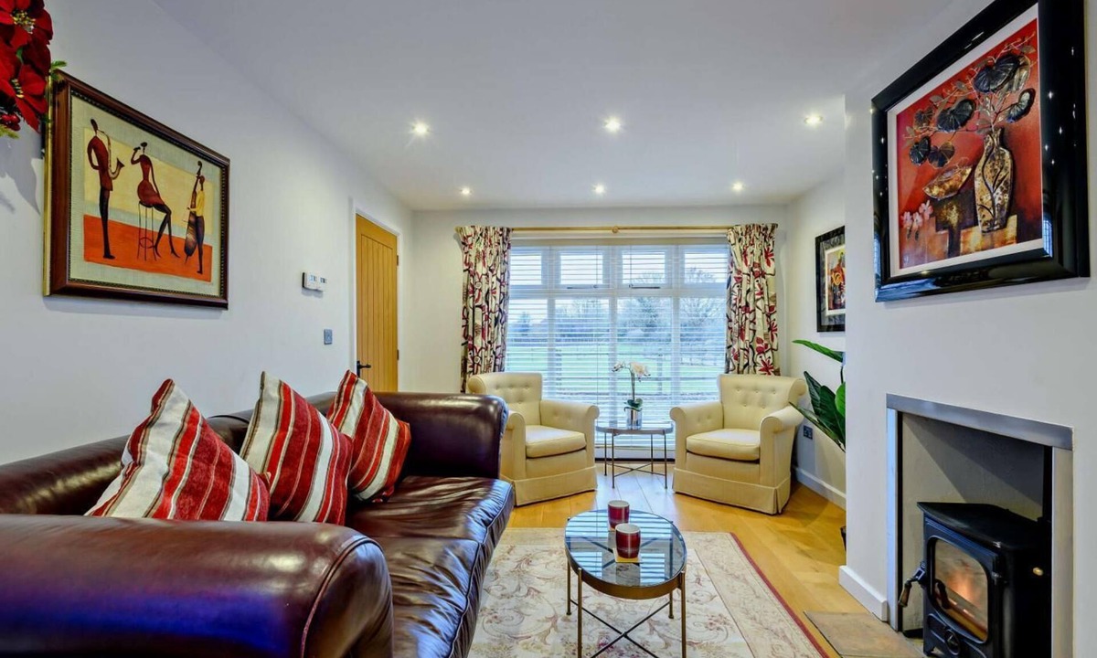 Hopton Cottage | 3 Bed in Lound (oc-t28303)