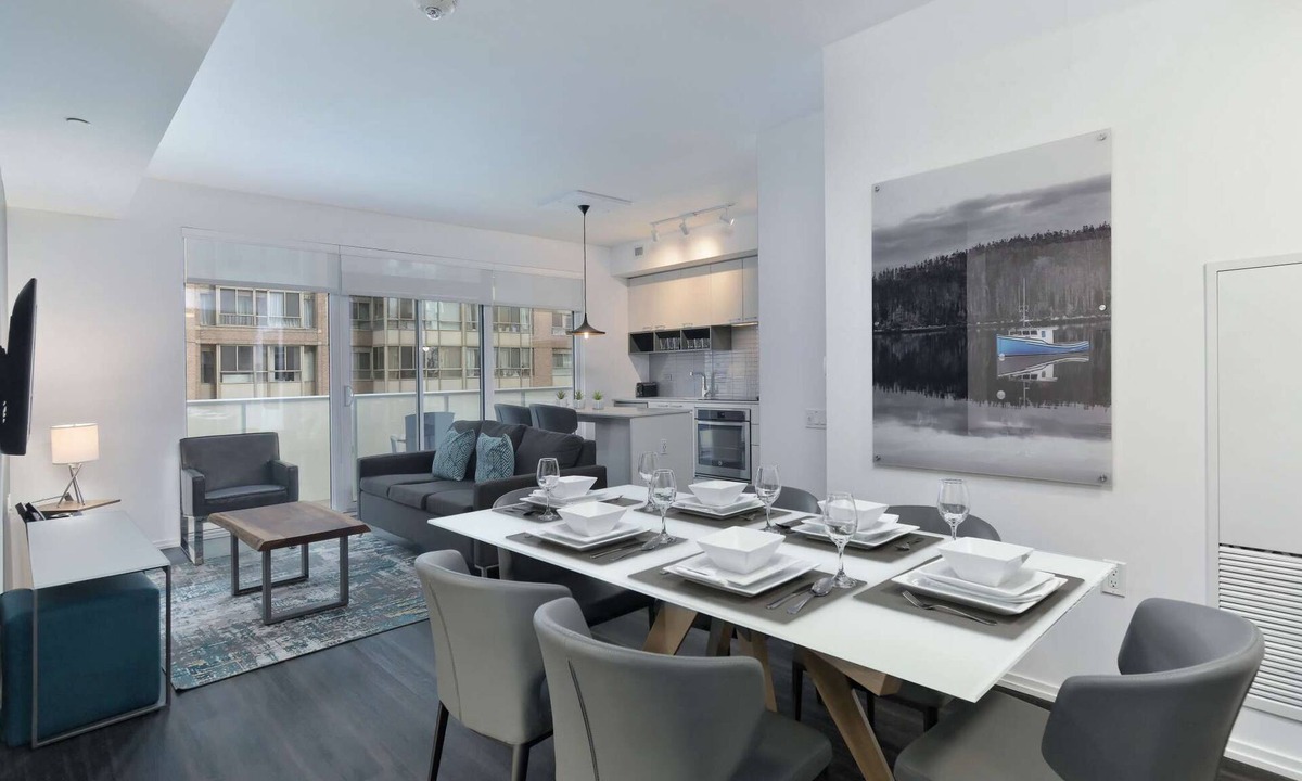 Bay Street Corridor Apartment | 3 Bedroom/2 Bathroom Suite