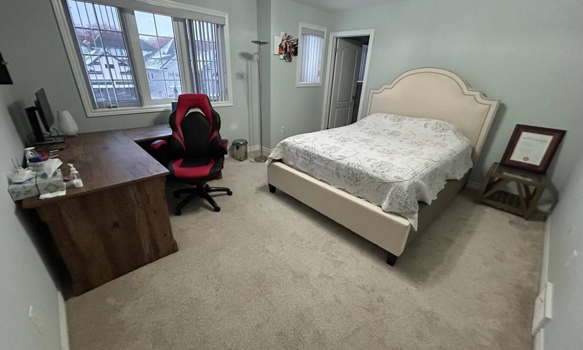 Byron House | 3 BEDROOM,3WASHROOM, LAUNDRY 4CAR PARKING,TREADMILL,NEAR TIM HORTONS & MCDONALDS